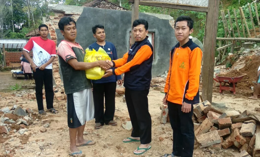 Aksi Cepat Lazismu-MDMC Pacitan Salurkan Bantuan Korban Longsor