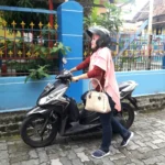 Pengalaman di Kampung Kauman: Bu Mengapa Motornya Dituntun?