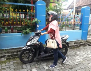 Pengalaman di Kampung Kauman: Bu Mengapa Motornya Dituntun?