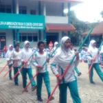 Pasukan Baris-berbaris Tongkat Sambut Hari Pertama di Sekolah Ini