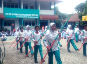 Pasukan Baris-berbaris Tongkat Sambut Hari Pertama di Sekolah Ini