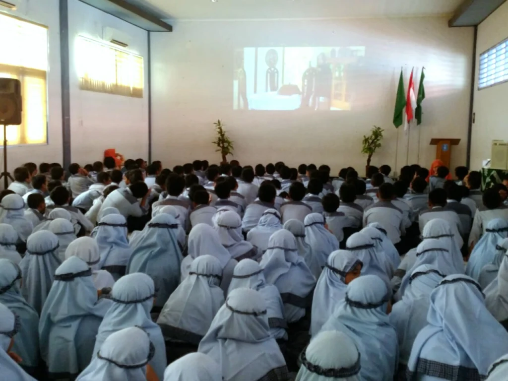 Jembatan Pensil Jadi Mata Pelajaran  Pertama di Sekolah Ini Usai Liburan