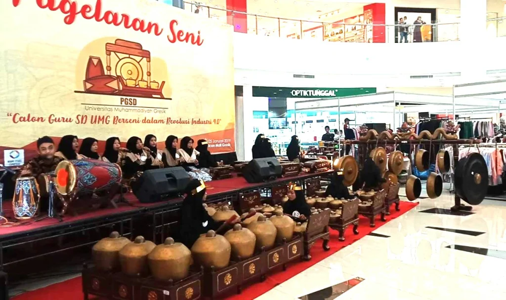 Mainkan Gamelan, Mahasiswa UMG Ini Kenalkan Prodi PGSD pada Masyarakat Luas