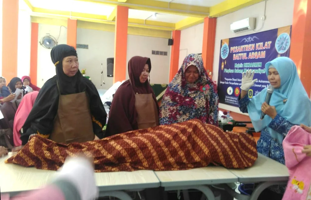 Peserta Ketakutan ketika Model Mayat dalam Pelatihan Perawatan Jenazah Ini Diam Tak Bergerak