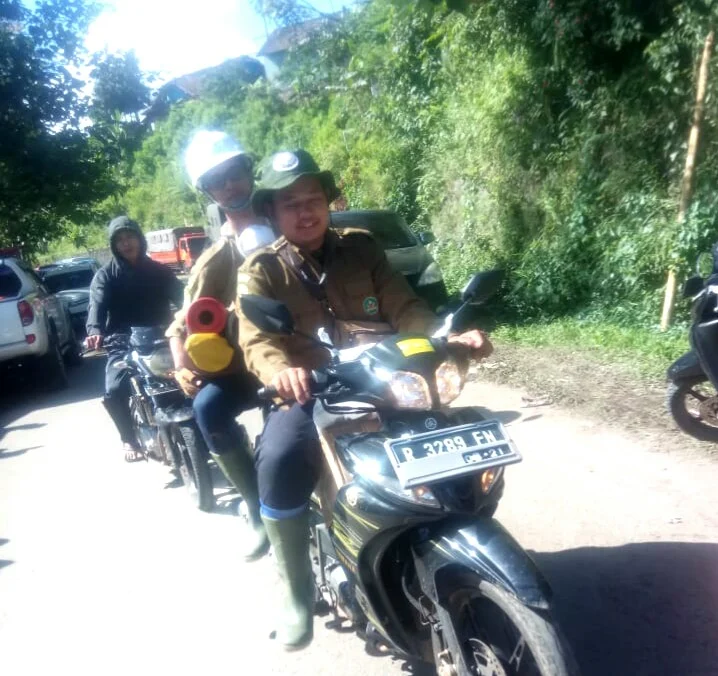 Bantu Korban Tanah Longsor, Relawan Ini Harus Tempuh 4 Km Jalan Berlumpur dan Mendaki