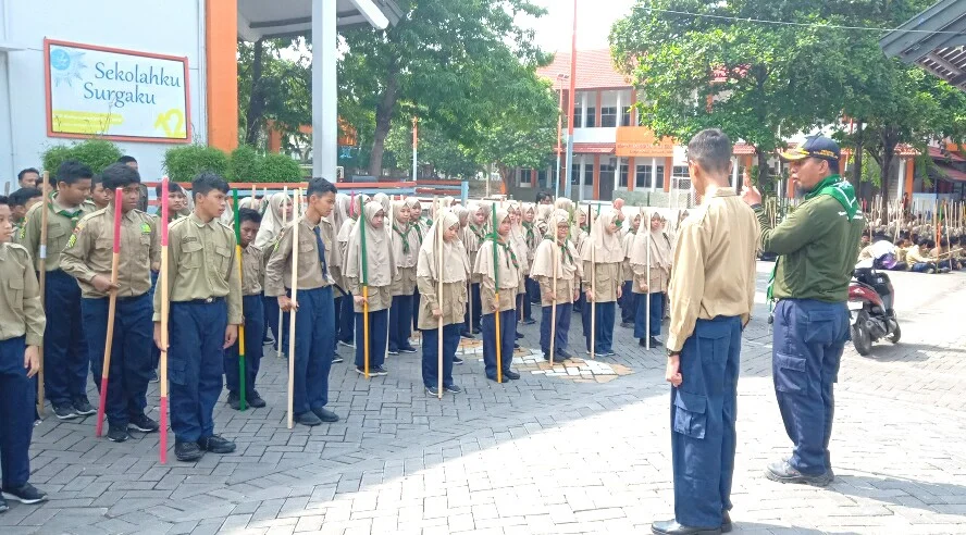 Latihkan PBB Tongkat, Tumbuhkan Disiplin Siswa