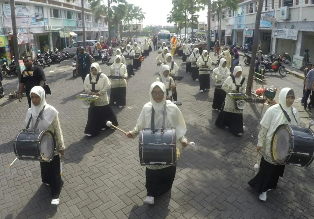 Disertai Pemain Anak-Anak, Marching Band Harmony Nasyiah Hibur Peserta Tabligh Akbar