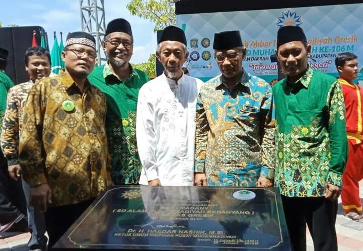 Haedar Nashir Tandatangani Prasasti Sekolah Alam Pertama di Gresik