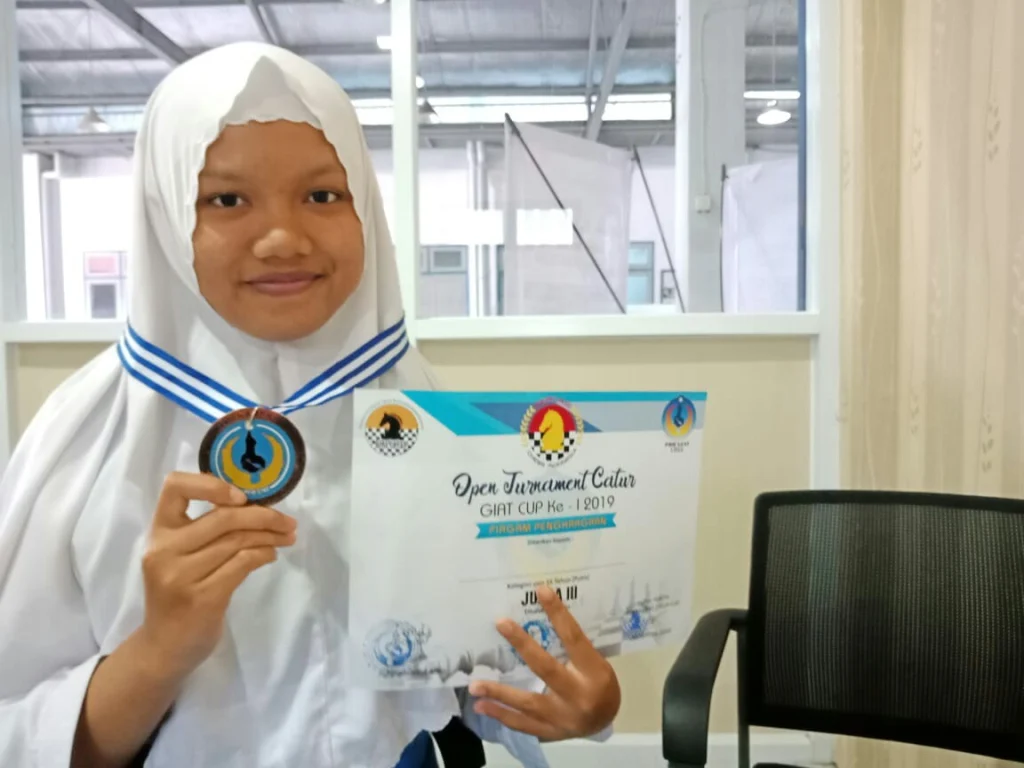 Persiapan Bentrok dengan OSK, Cewek Ini Sabet Juara III Catur