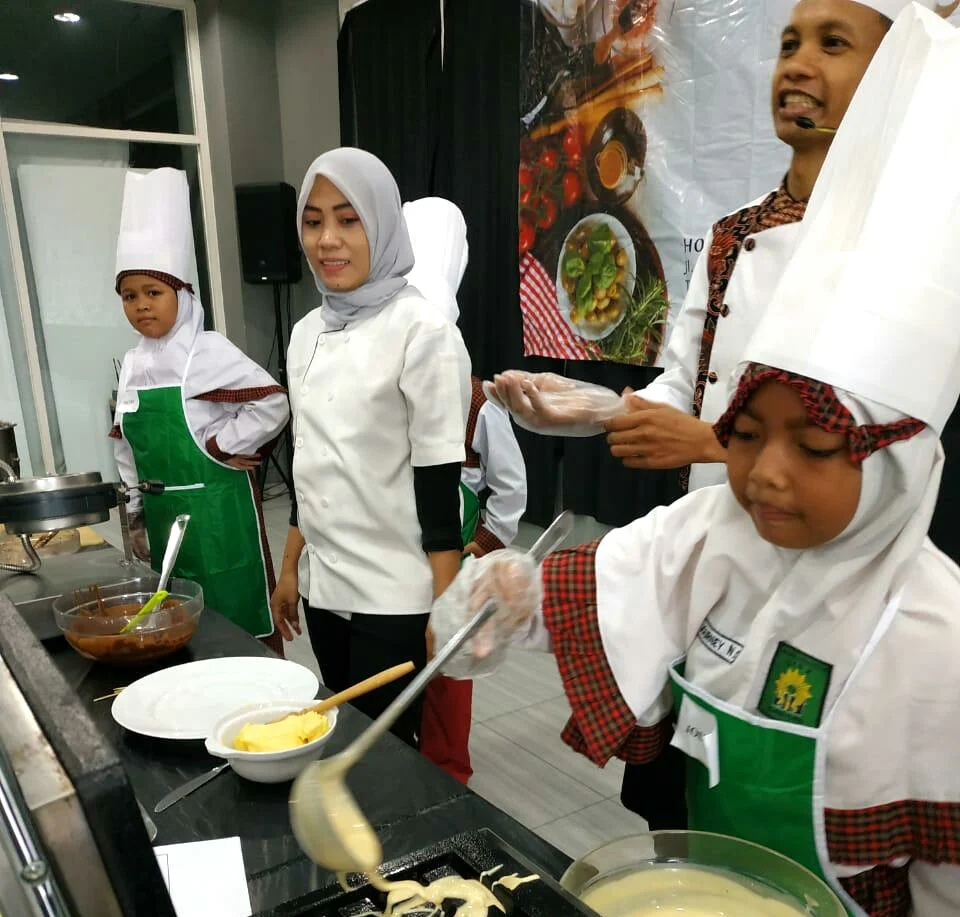 Asyiknya Belajar Memasak Langsung dengan Chef Hotel Ternama
