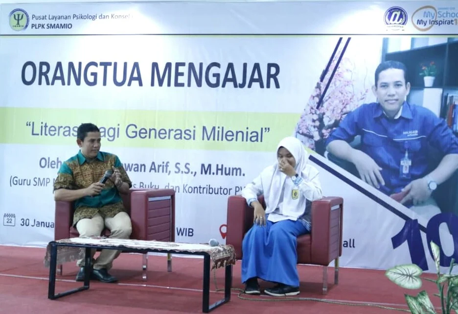 Siswi Ini Deg-degan Tampil Sepanggung dengan Ayah dalam Program ‘Orangtua Mengajar’