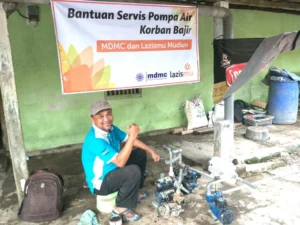 Kreatif! Relawan Ini Buka Jasa Gratis Perbaikan Pompa Air Pascabanjir