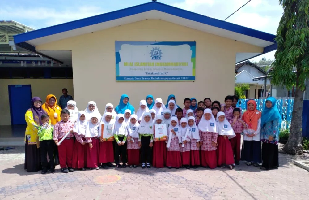 Kunjungi Madrasah Laskar Pelangi, Siswa-Siswi SD Muri Berbagi Beasiswa
