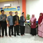 Tangis Guru Ini Pecah saat Dapat Hadiah Umrah di Usianya yang Ke-60