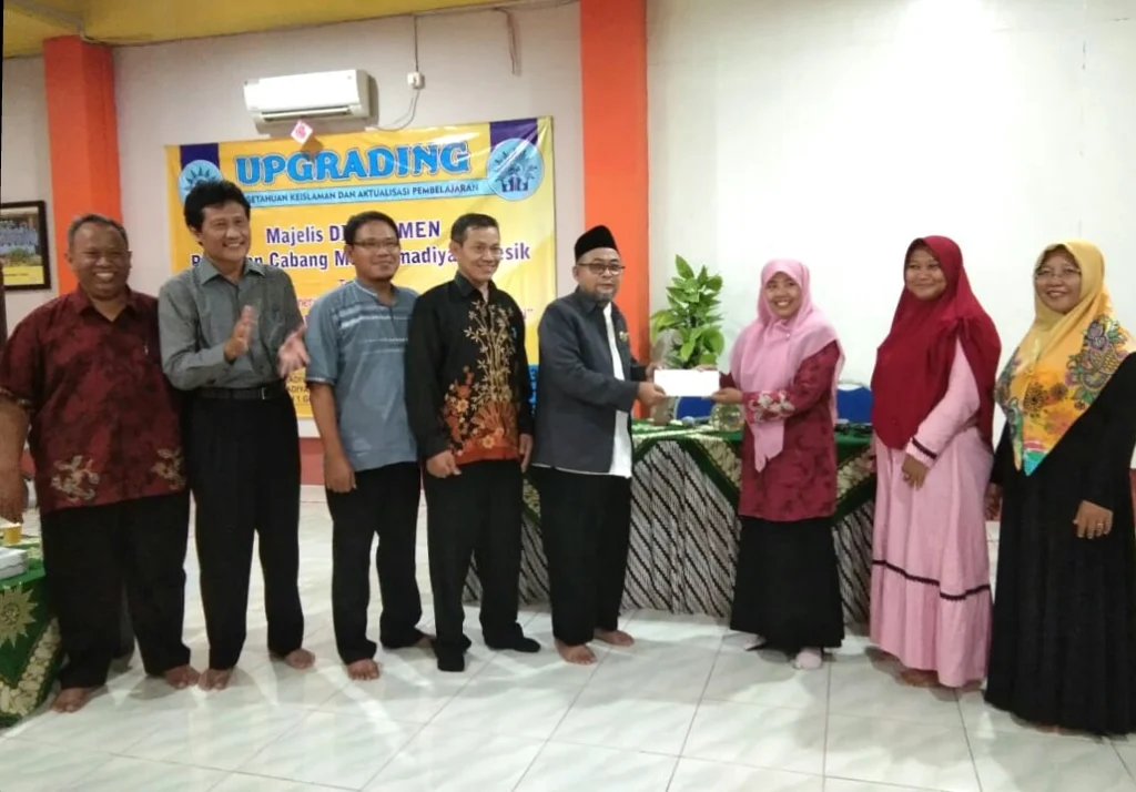 Tangis Guru Ini Pecah saat Dapat Hadiah Umrah di Usianya yang Ke-60