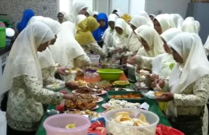 Berkegiatan Murah ala Nasyiah: Makannya Mbontot dari Masing-Masing Cabang