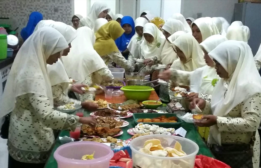 Berkegiatan Murah ala Nasyiah: Makannya Mbontot dari Masing-Masing Cabang