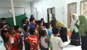 Relawan Muhammadiyah Lakukan Trauma Healing pada Anak-Anak Korban Banjir Sentani Papua