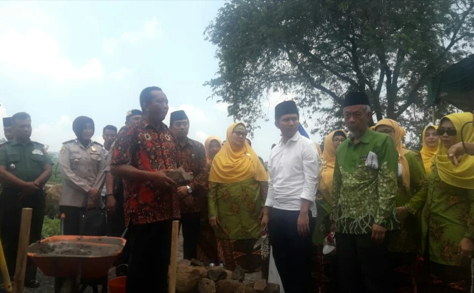 Wagub Emil Dardak Letakkan Batu Pertama Pembangunan ATC Nyai Walida