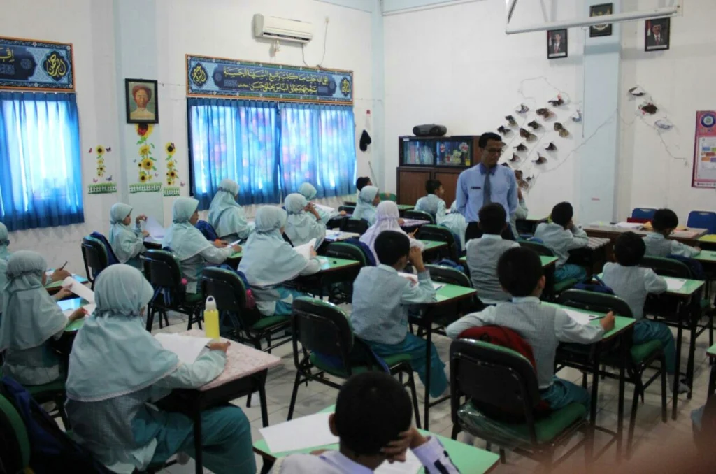 Hari Pertama Cambridge International Examination di SDMM, Writing dan Listening Jadi Tantangan