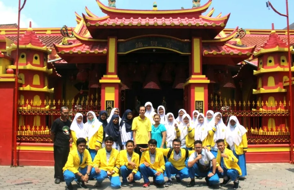 Saat Siswa Smamio Melakukan Penelitian Sosiologi di Kelenteng Kwam Hing Kion