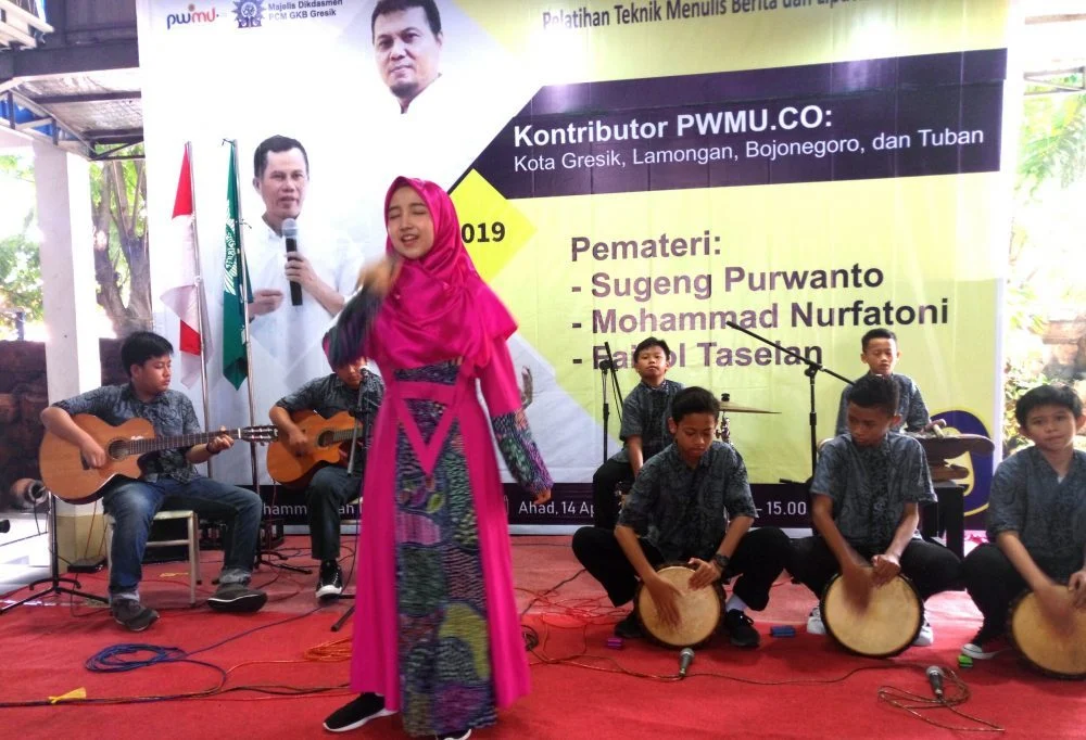 Musikalisasi Puisi Spemdalas Membuka Road Show Milad Ke-3 PWMU.CO di Gresik