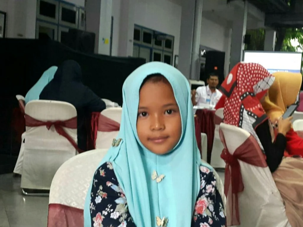 Senangnya Anak Penjual Kue Ini Dapat Beasiswa Lazismu GKB