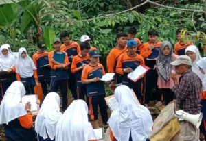 Pada Field Research Ini, Ada yang Baru Kali Pertama Injakkan Kaki di Sawah