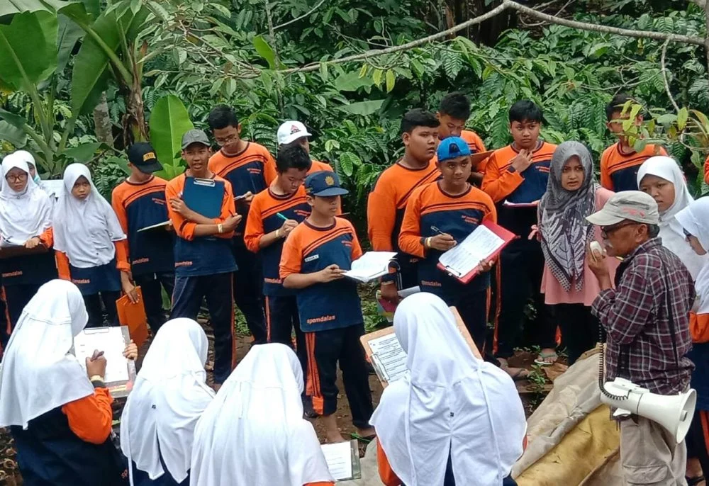 Pada Field Research Ini, Ada yang Baru Kali Pertama Injakkan Kaki di Sawah