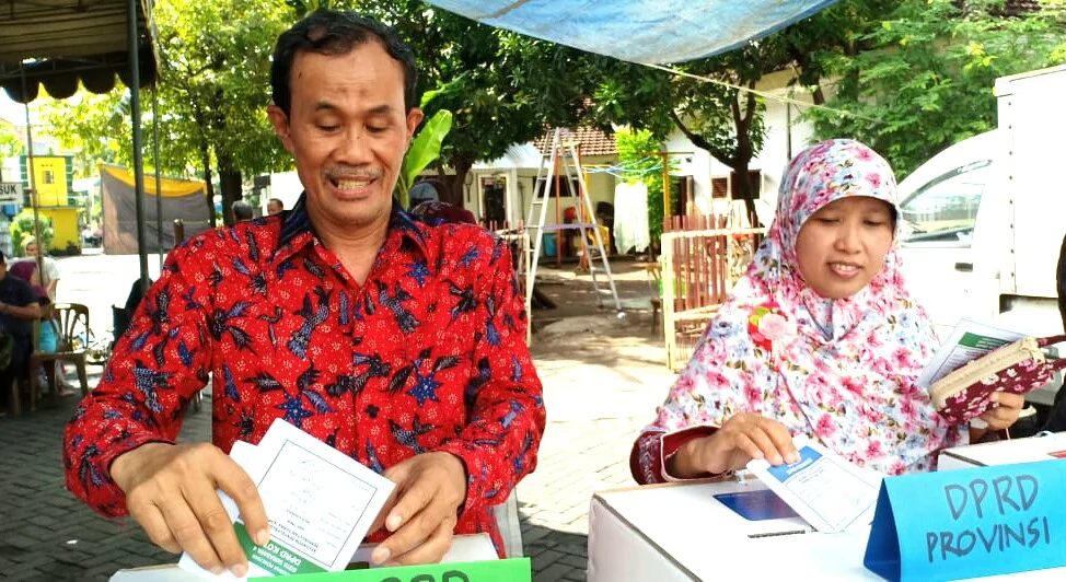 Calon DPD RI Nadjib Hamid Nyoblos di TPS 39 Jagir, Ini Pesannya