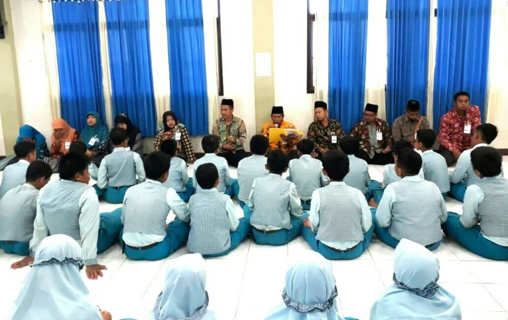 Agar Tak Grogi, Peserta USBN SDMM Dikenalkan pada Pengawas