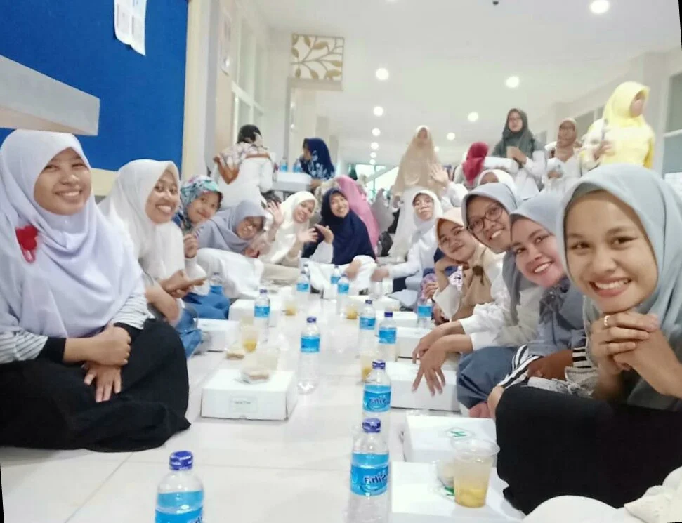 Kompaknya 350 Guru dan Karyawan Mugeb School dan Sekolah Mitra Buka Bersama