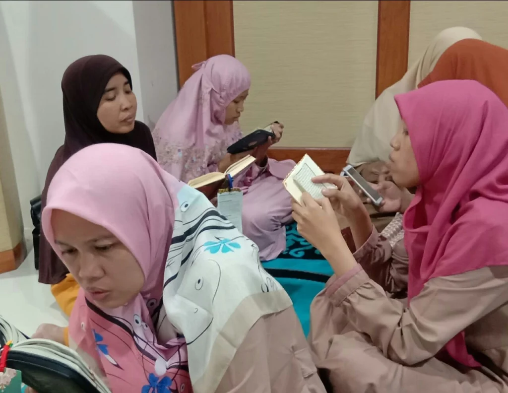 Guru-Guru Yang Pandai Memanfaatkan Waktu untuk Mengkhatamkan Alquran di Tengah Kesibukannya