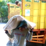 Inspirasi Puasa dari Kuli Panggul: Memang Berat tapi Ini Kewajiban sebagai Orang Islam