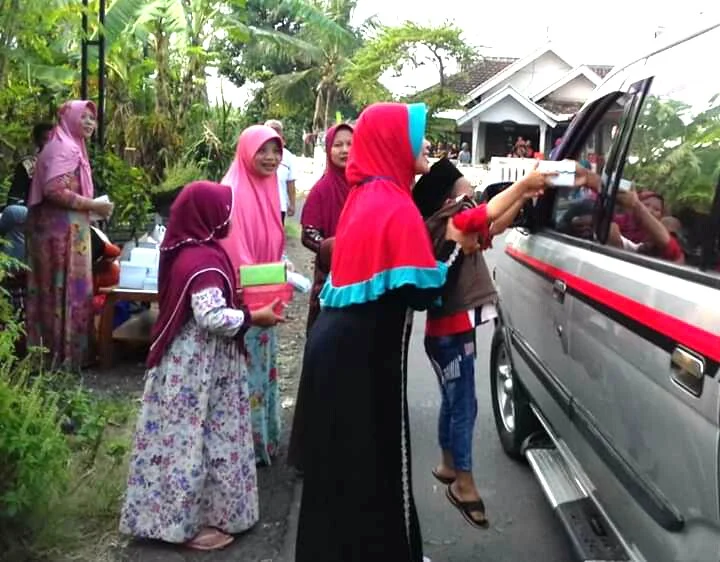 TK Aisyiyah di Kaki Bromo Ini Bagikan Ribuan Takjil