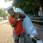 Kakek Pemungut Barang Bekas yang Tak Pernah Lepas Jamaah Shalat