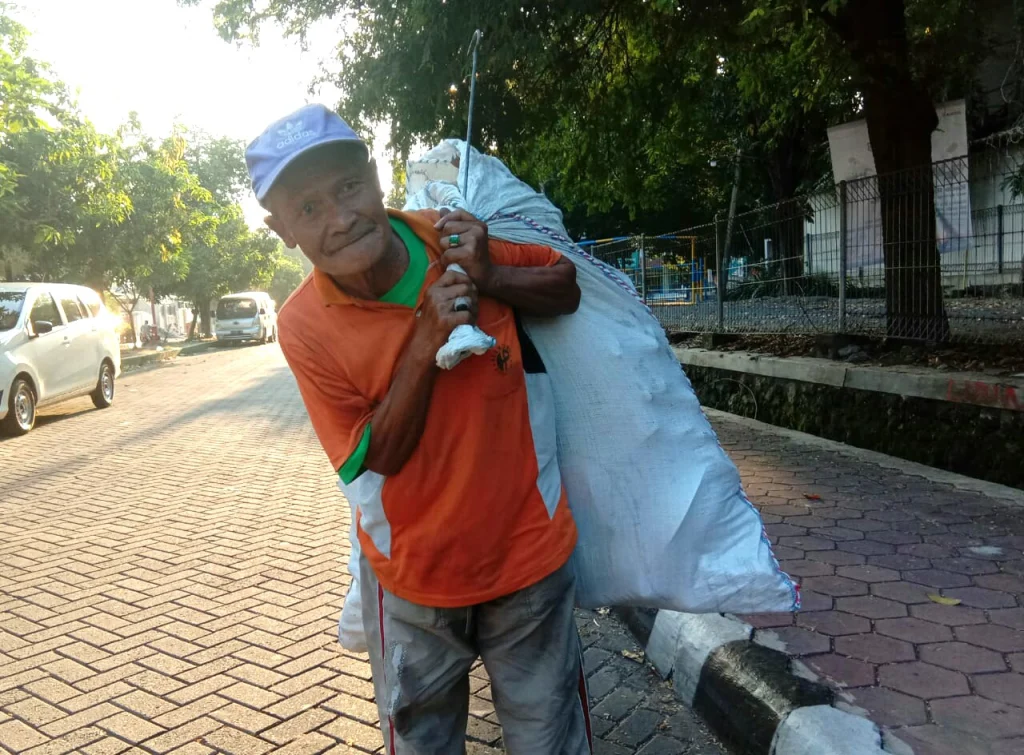 Kakek Pemungut Barang Bekas yang Tak Pernah Lepas Jamaah Shalat