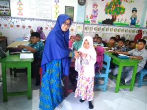 Siswi Cilik Ini Rela Pecah Tabungannya demi Bantu Palestina