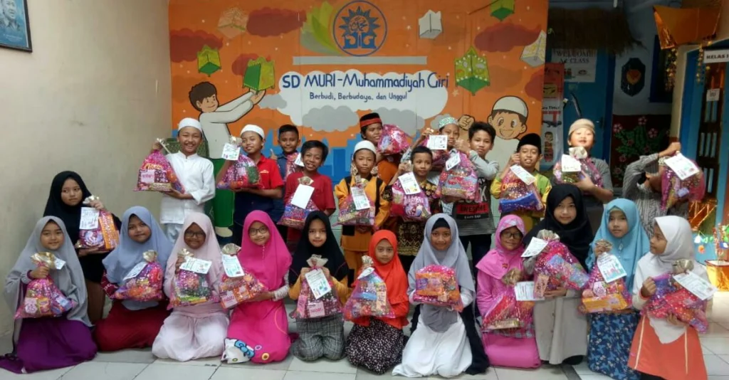 Iuran Snack Dijadikan Parcel, Bingkisan Siswa SD Muri untuk Anak Yatim