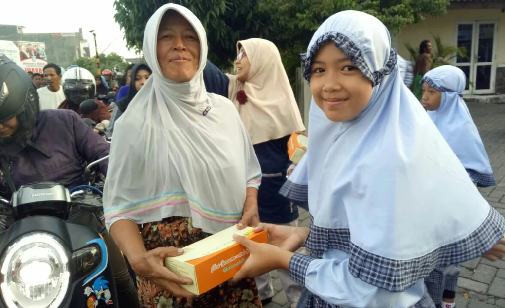 Ketika 343 Siswa Berbagi Takjil di Jalan