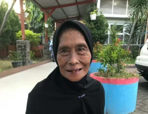Cerita di Balik Bahagianya Nenek Ini Terima Kado Ramadhan