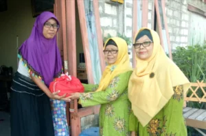 Ibu-Ibu Aisyiyah Ini Bagikan Bingkisan Lebaran Langsung ke Rumah-Rumah Warga
