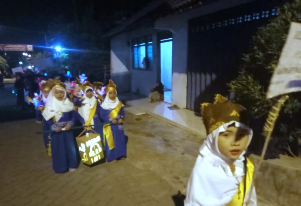 Lampion Doraemon dan Miniatur Masjid Meriahkan Gema Takbir Madin At Taqwa Solokuro