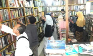 Lanjutkan Tradisi Orangtua Bersilaturahim,  Berhadiah Buku