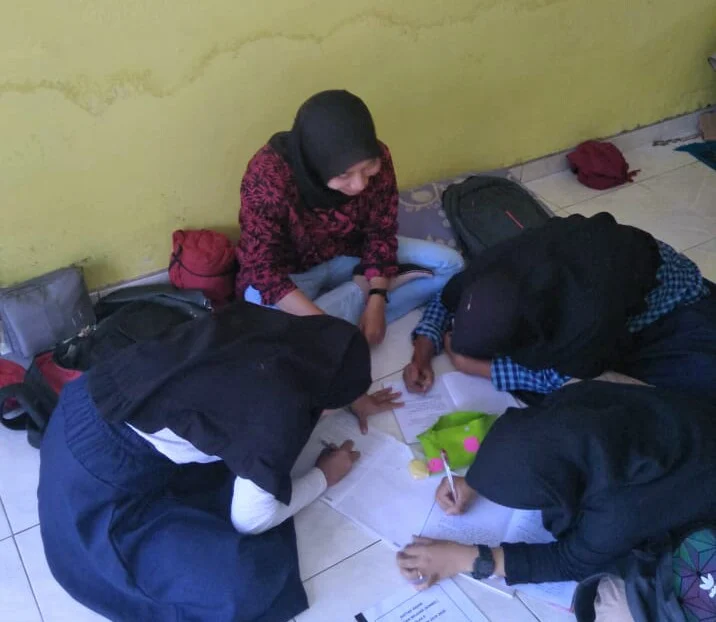 Ketika Siswa MTsM 5 Bawean Belajar Procedure Text pada Mahasiswa KKN Unsoed