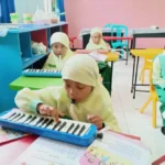 Belajar Pianika, Siswa SD Mutu Bawean Praktikkan Lagu Kasih Ibu