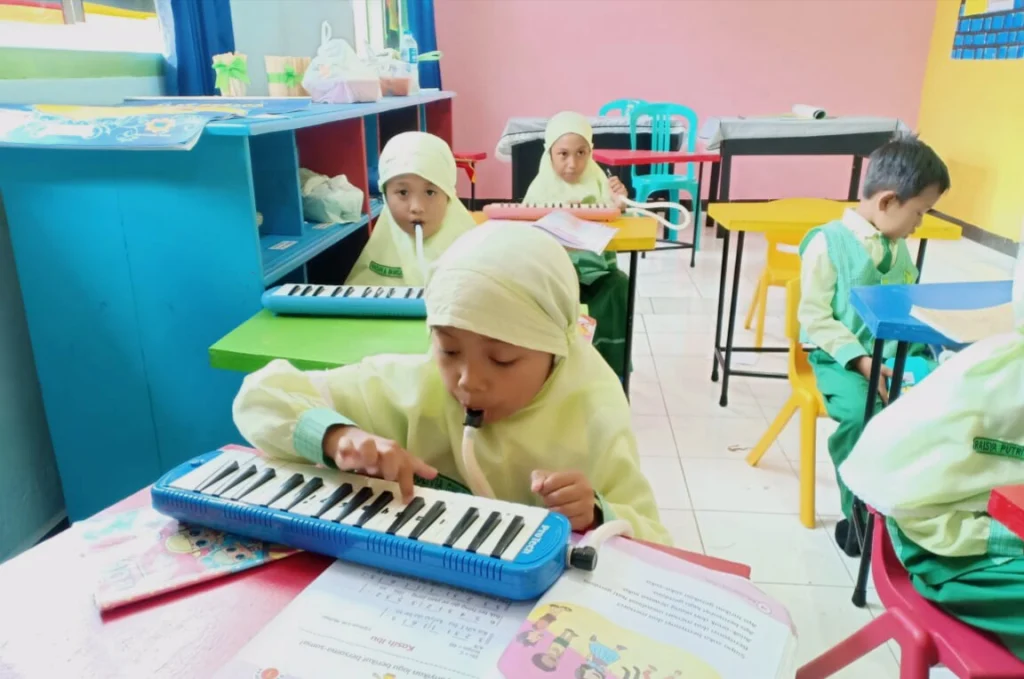 Belajar Pianika, Siswa SD Mutu Bawean Praktikkan Lagu Kasih Ibu