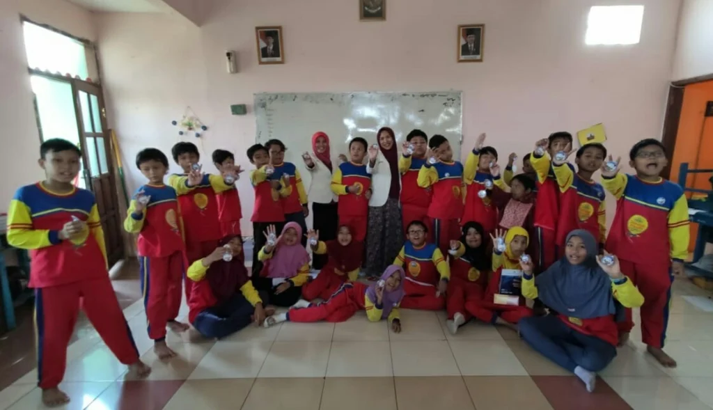 Guru Tamu Apoteker di Sekolah Kreatif Ini Ingatkan Cara Baca yang Benar Resep Obat 3×1 Tablet Sehari