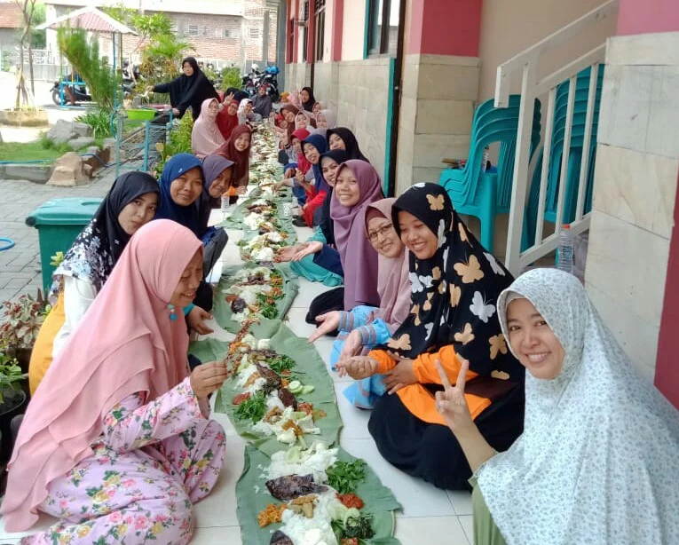 Cooking Class Sekolah Kreatif Ini Rekatkan Kebersamaan Guru dan Karyawan