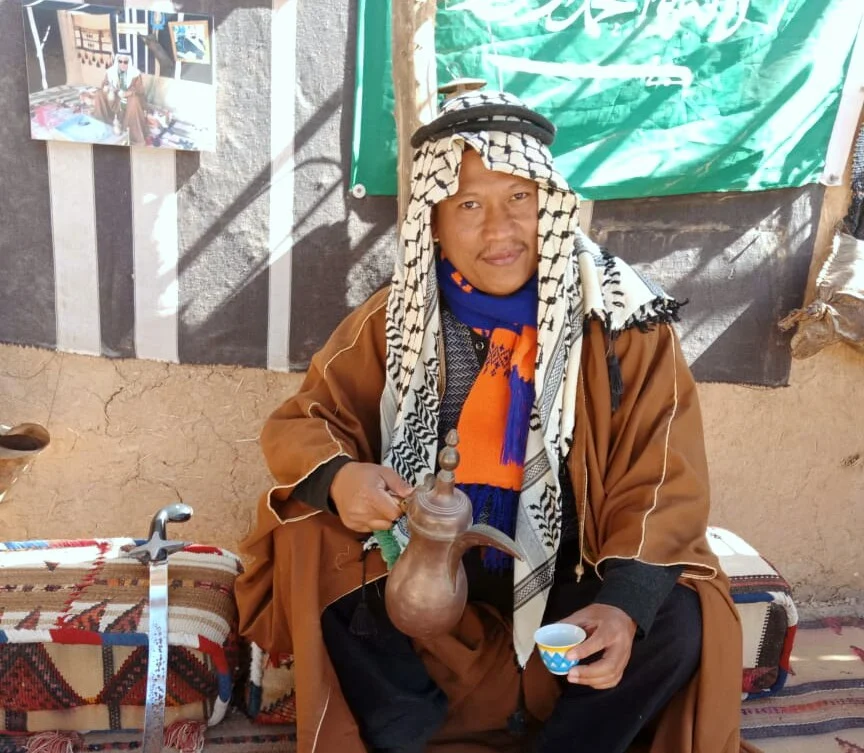 Berpakaian Arab Baduwi dan Cium ‘Hajar Aswad’ di Al Amoudi